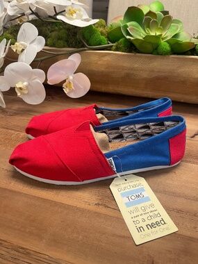 NWT TOMS Slip On Flat Shoes Classic Red White Blue Canvas Women's 11 Patriotic